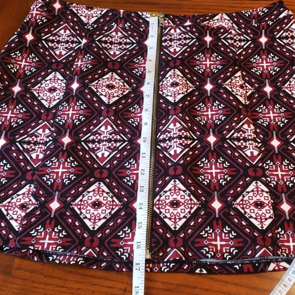 3/$20 H & M Merlot & Black Aztec Print Skirt Sz 12 - Picture 6 of 6